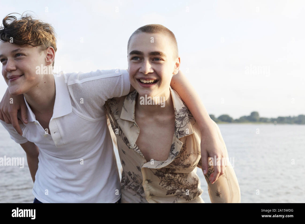 Freund wandern am Fluss mit Waffen aroun 'D Stockfoto