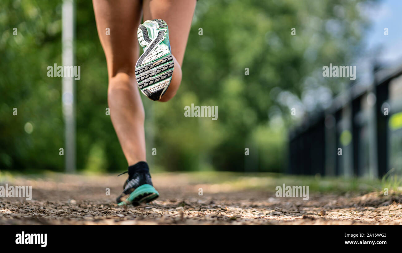 Füße einer jungen Frau joggen auf einem rauhfaser Trail Stockfoto