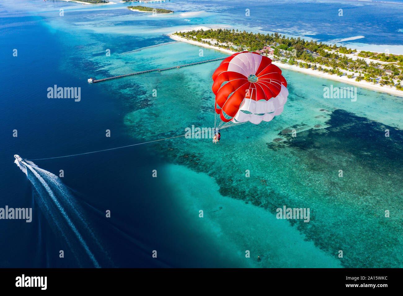 Luftaufnahme von einem Gleitschirm fliegen entlang einem Atoll, Süd Male Atoll, Malediven Stockfoto