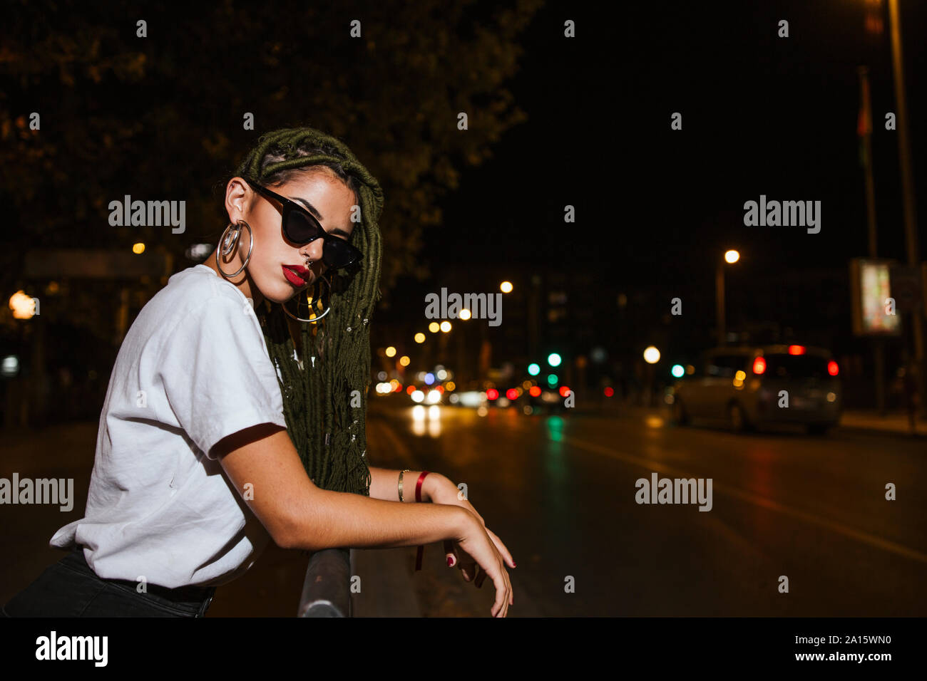 Cool junge Frau auf einer Straße in der Nacht in der Stadt Stockfoto