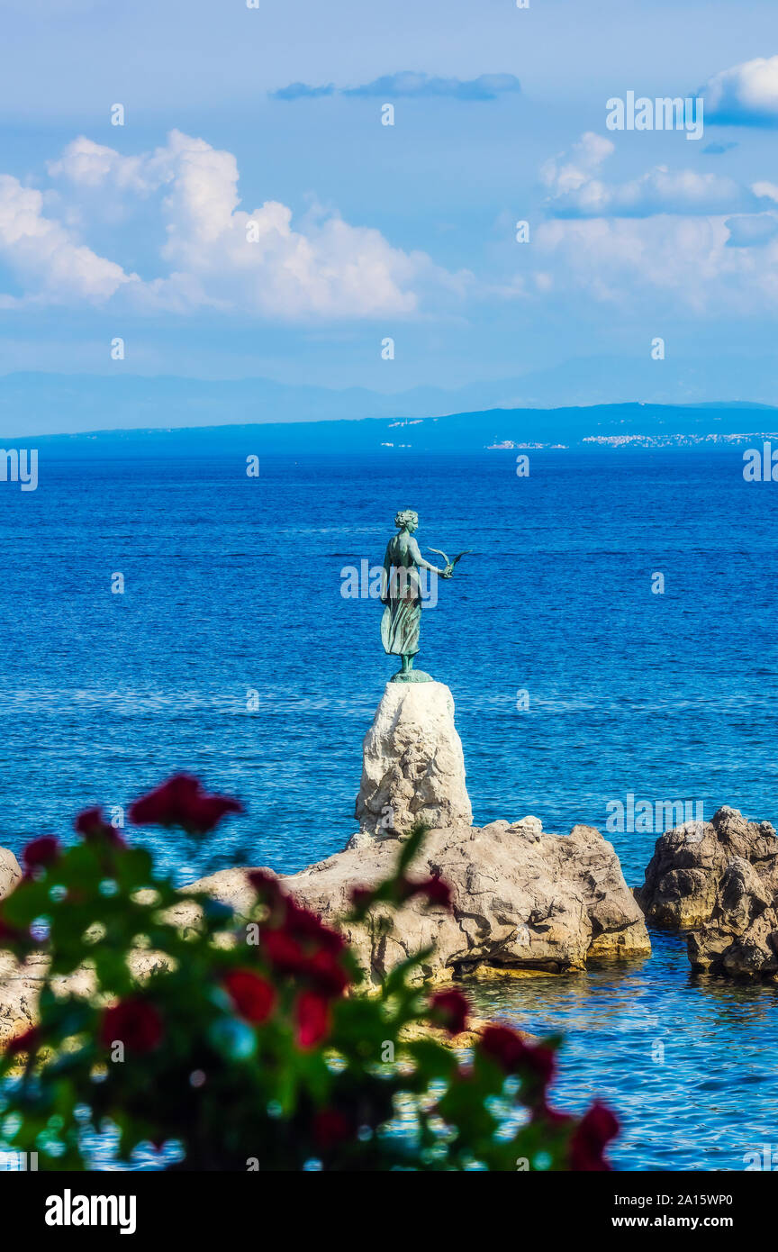 Maiden mit der Möwe Statue von Adria gegen Sky Stockfoto