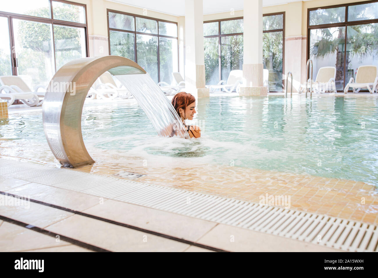 Junge Frau Entspannen im Schwimmbad von Spa Stockfoto