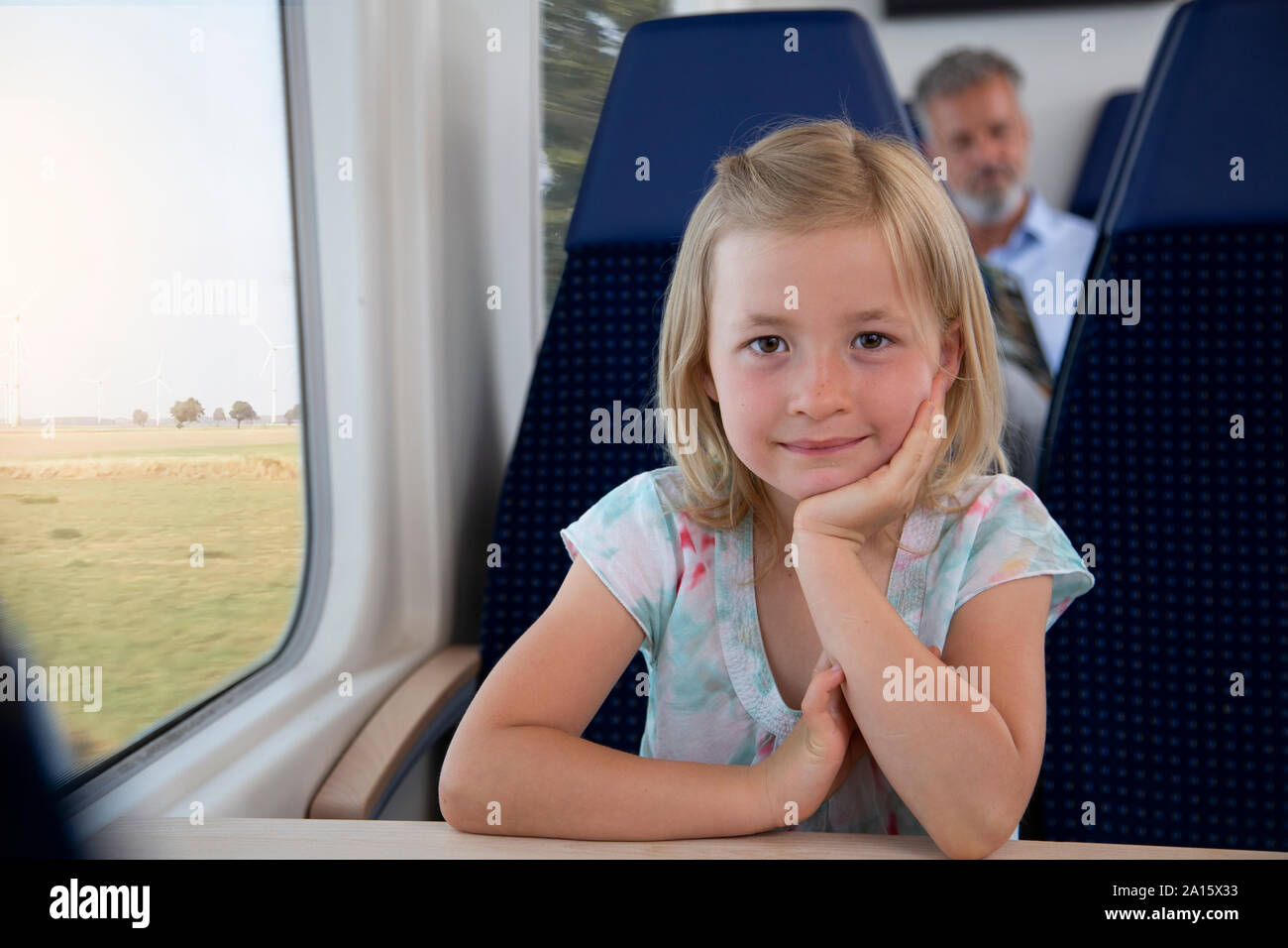 Kleine Mädchen, die mit dem Zug anreisen Stockfoto