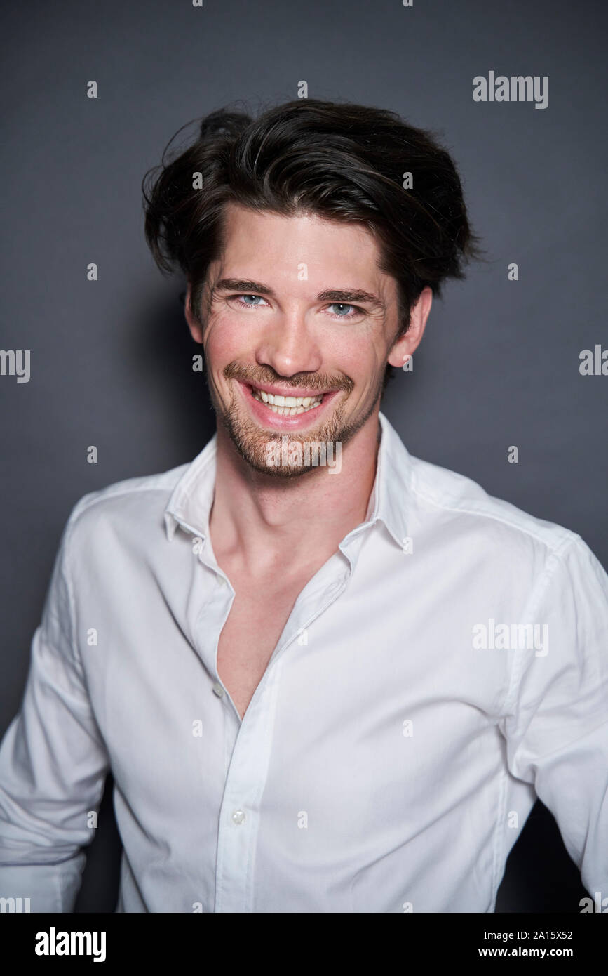 Portrait von lächelnden stattlicher Mann mit weißem T-Shirt Stockfoto