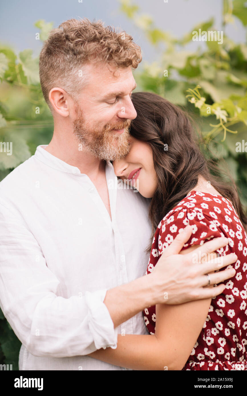 Glückliches Paar in den Weinbergen Stockfoto