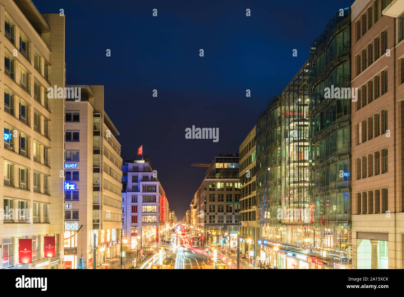 Blick auf die Friedrichstraße in der Nacht von oben, Berlin, Deutschland Stockfoto