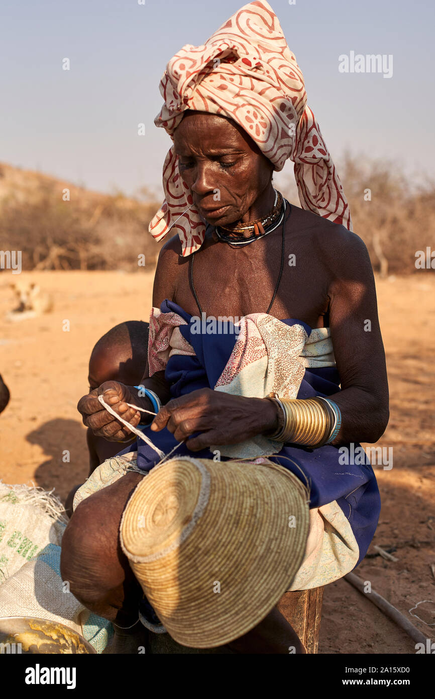 Mucubal Stamm Frau Nähen eines traditionellen Topf, Tchitundo Hulo, Angola. Stockfoto
