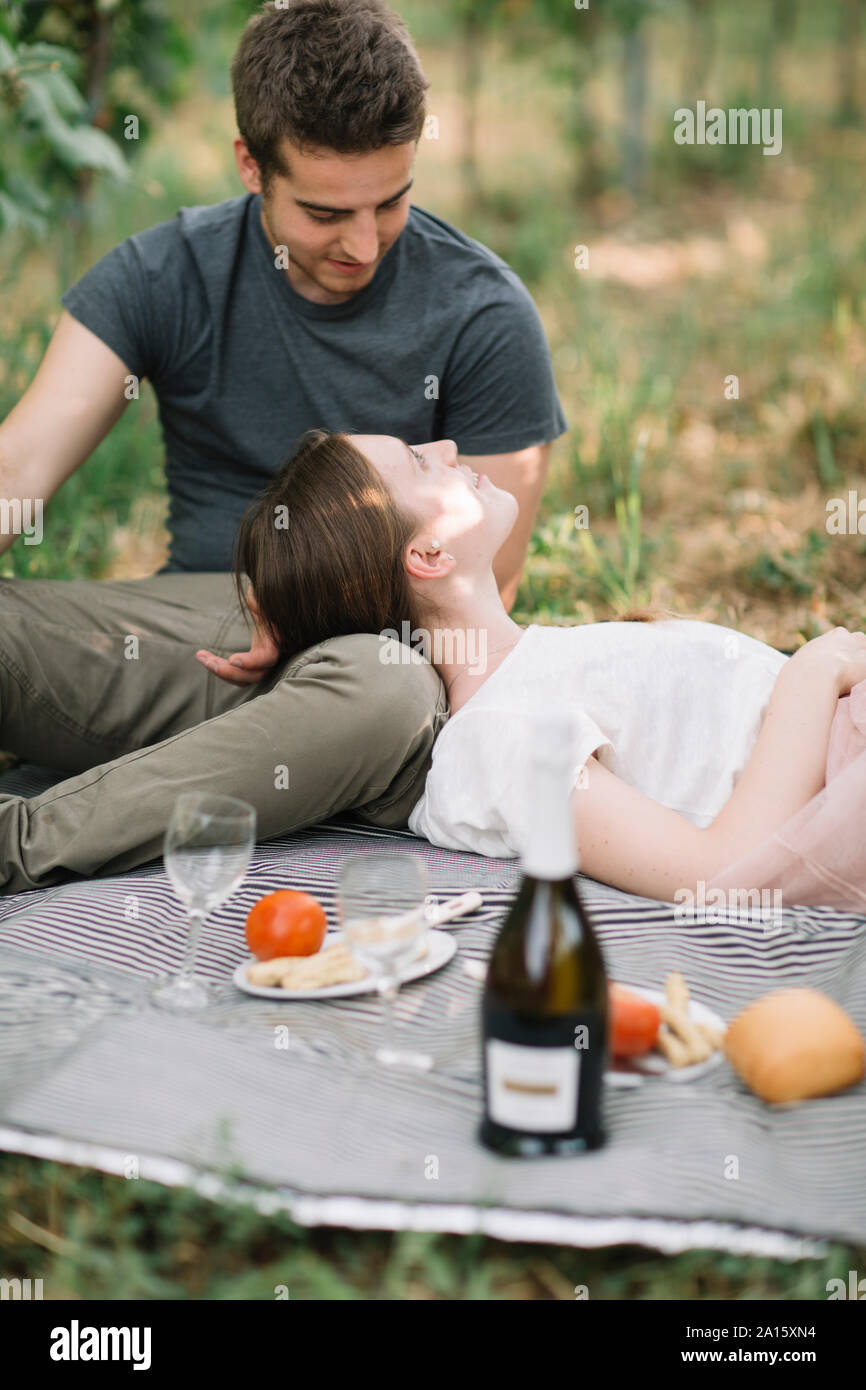 Junges Paar in Liebe mit Picknick in den Weinbergen Stockfoto