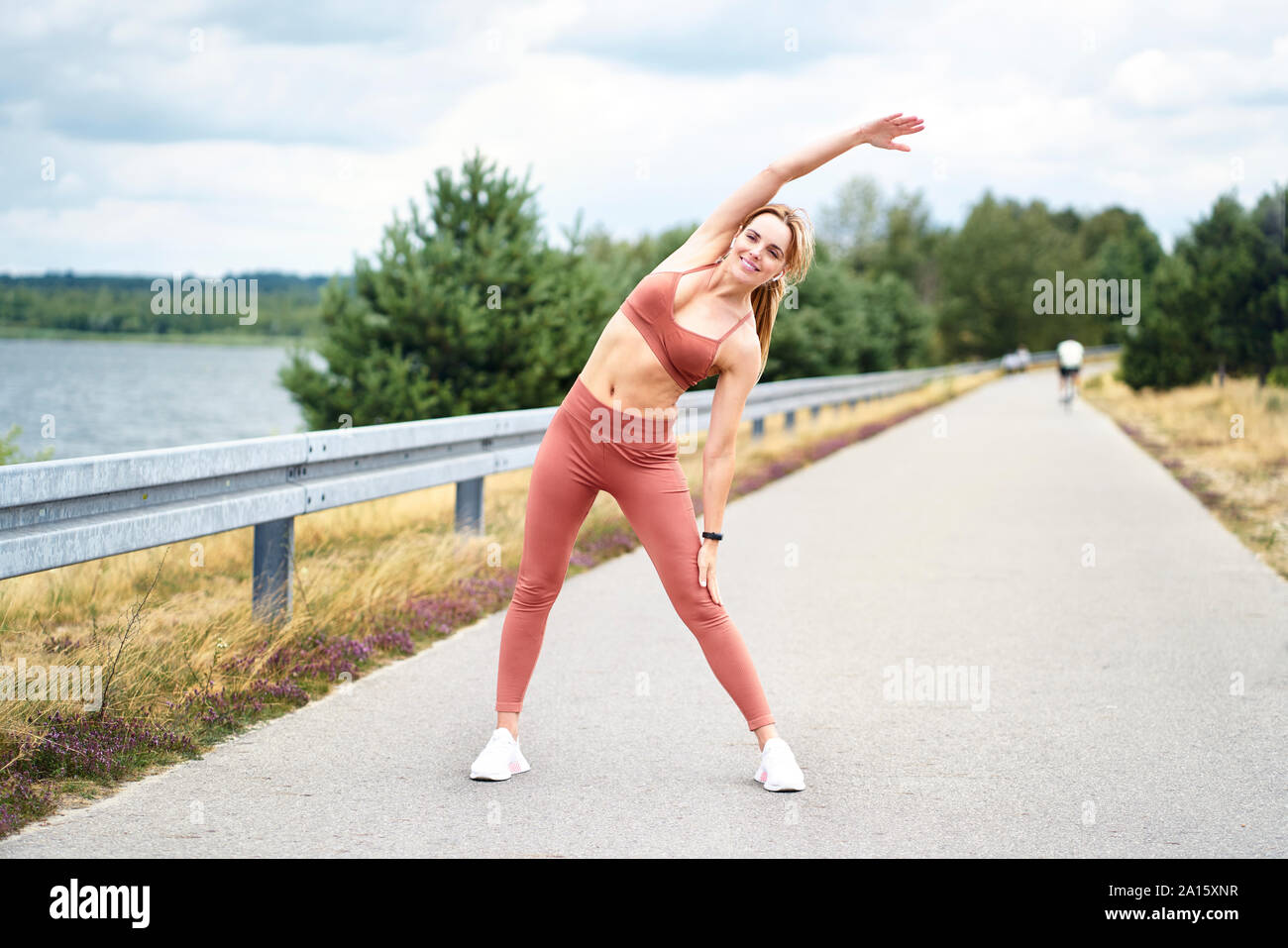 Frau Strecken, bevor Outdoor Training Stockfoto