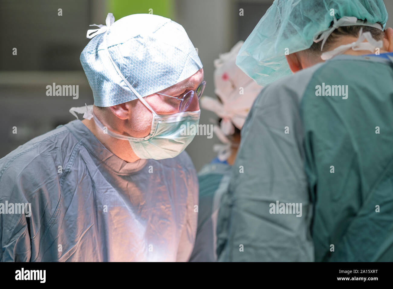 Chirurg während der Operation Stockfoto