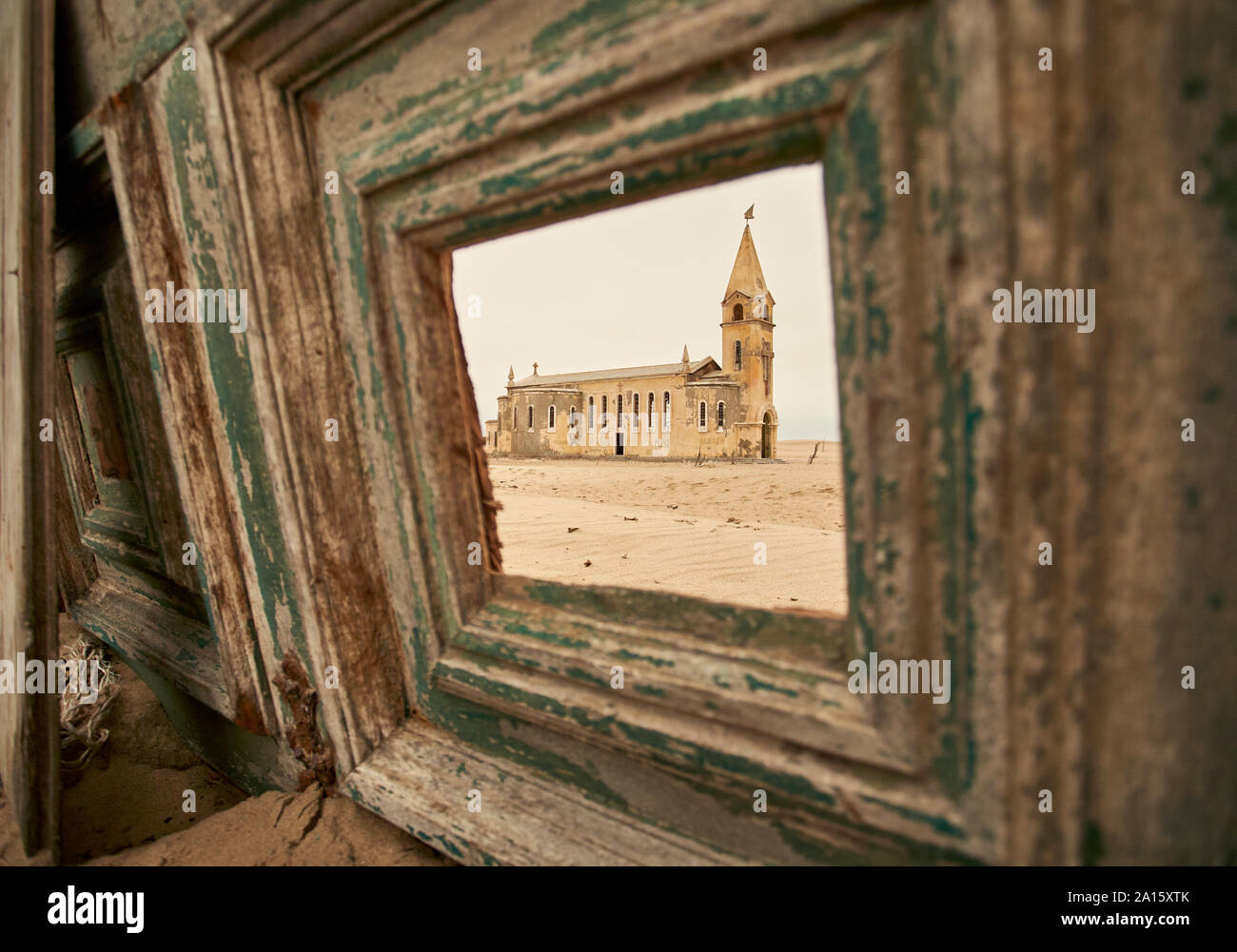 Blick durch ein Fenster der Kirche in das verlassene Dorf Ilha dos Tigres, Angola. Stockfoto