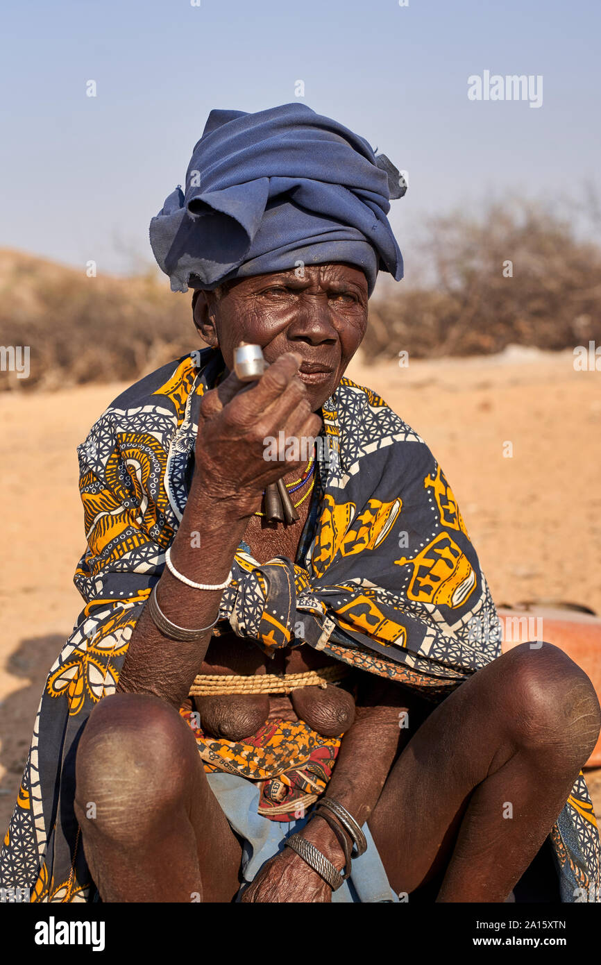 Alte Mucubal Stamm Frau Rauchen Ihre Pfeife, Mucubal Stamm, Tchitundo Hulo, Angola Stockfoto