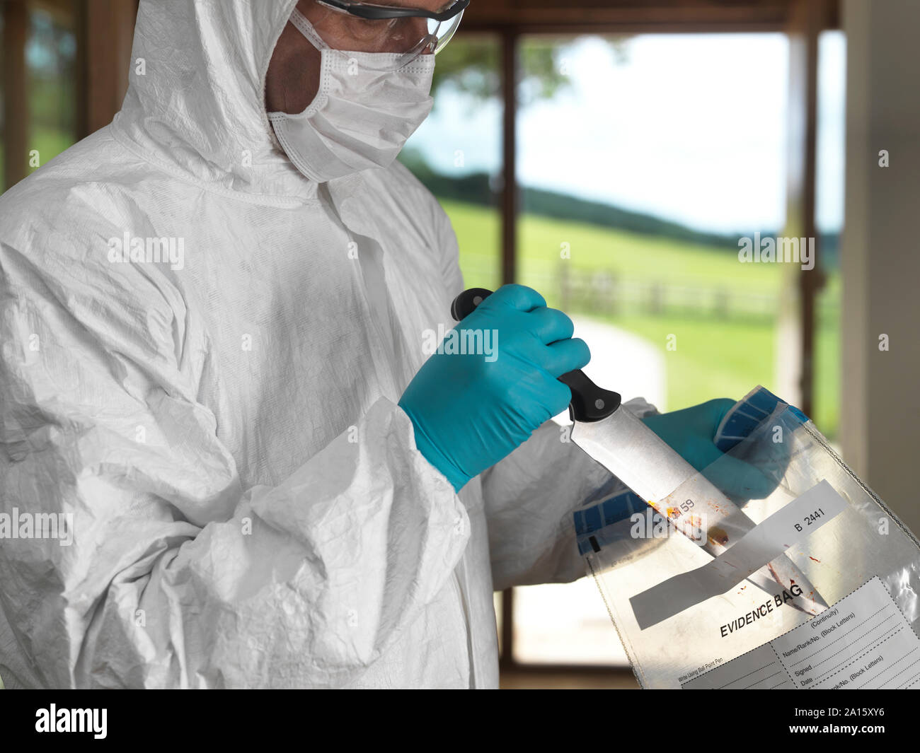 Forensische Wissenschaftler Einsacken ein Messer aus einem Gewaltverbrechen Szene Stockfoto