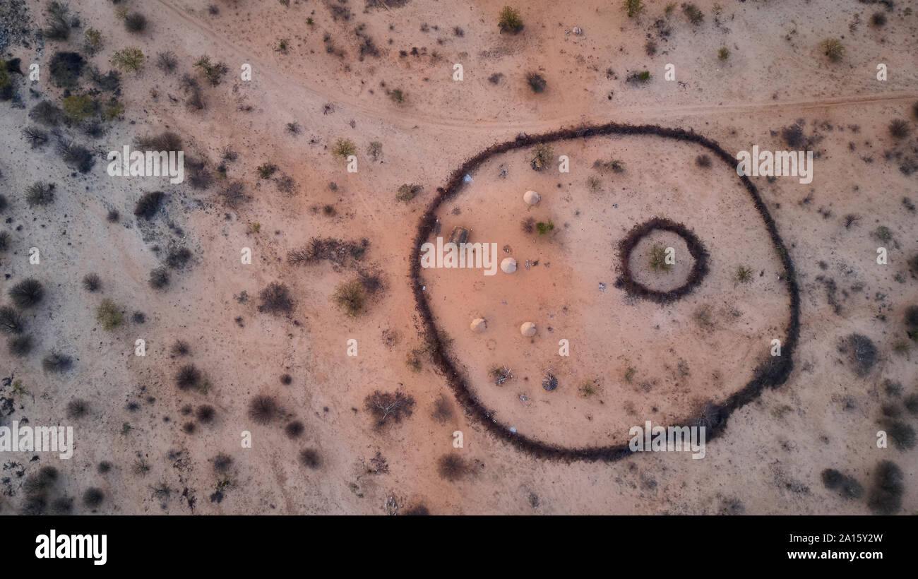 Luftaufnahme von Txitundo Kimbos Hulo, Dorf, Dorf Zaun umgeben, in Angola Stockfoto