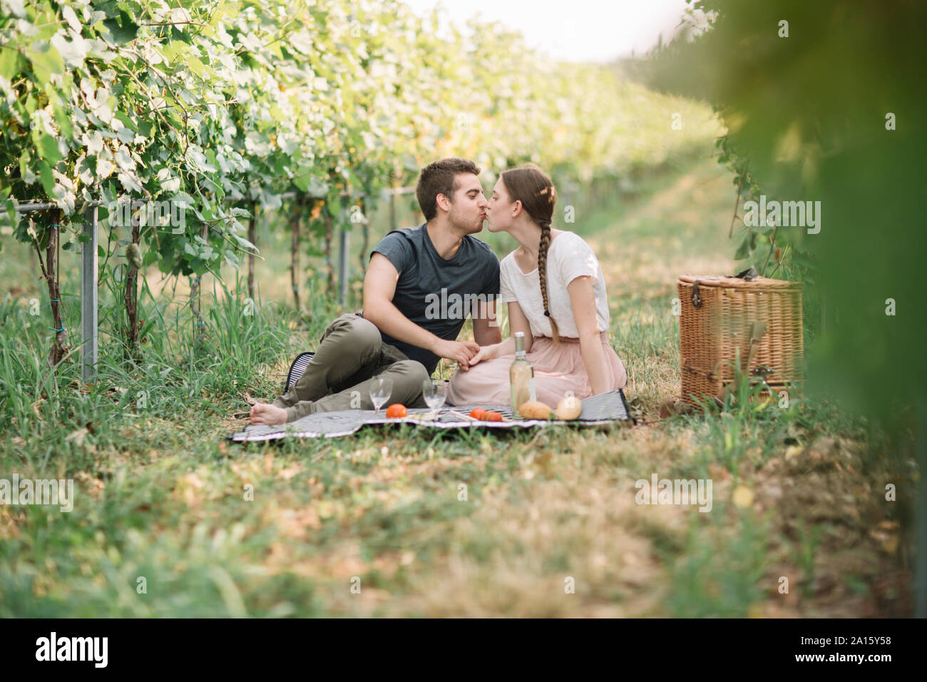 Küssen junges Paar mit Picknick in den Weinbergen Stockfoto
