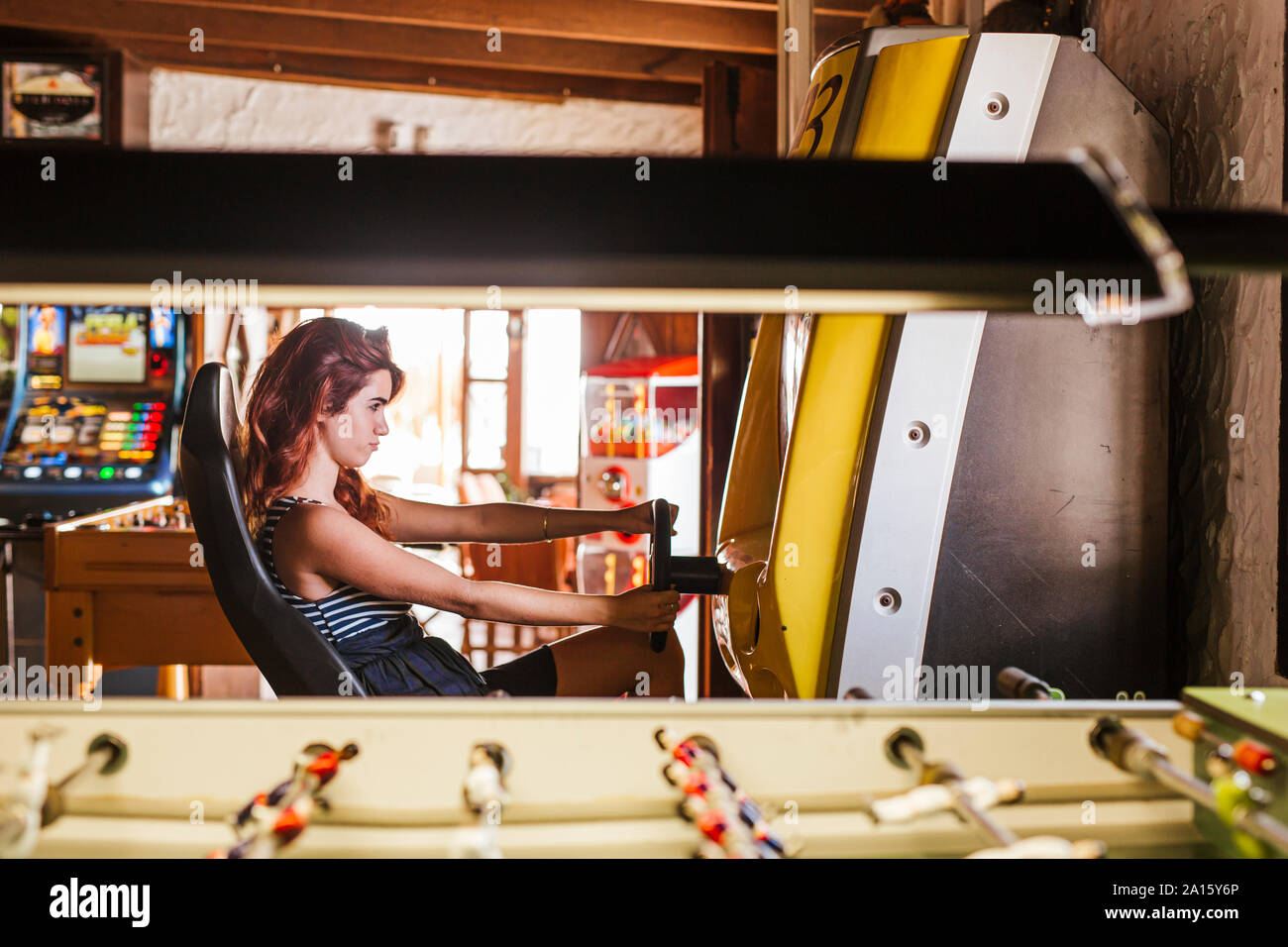 Junge Frau mit Fahrsimulator in einer Sports Bar Stockfoto