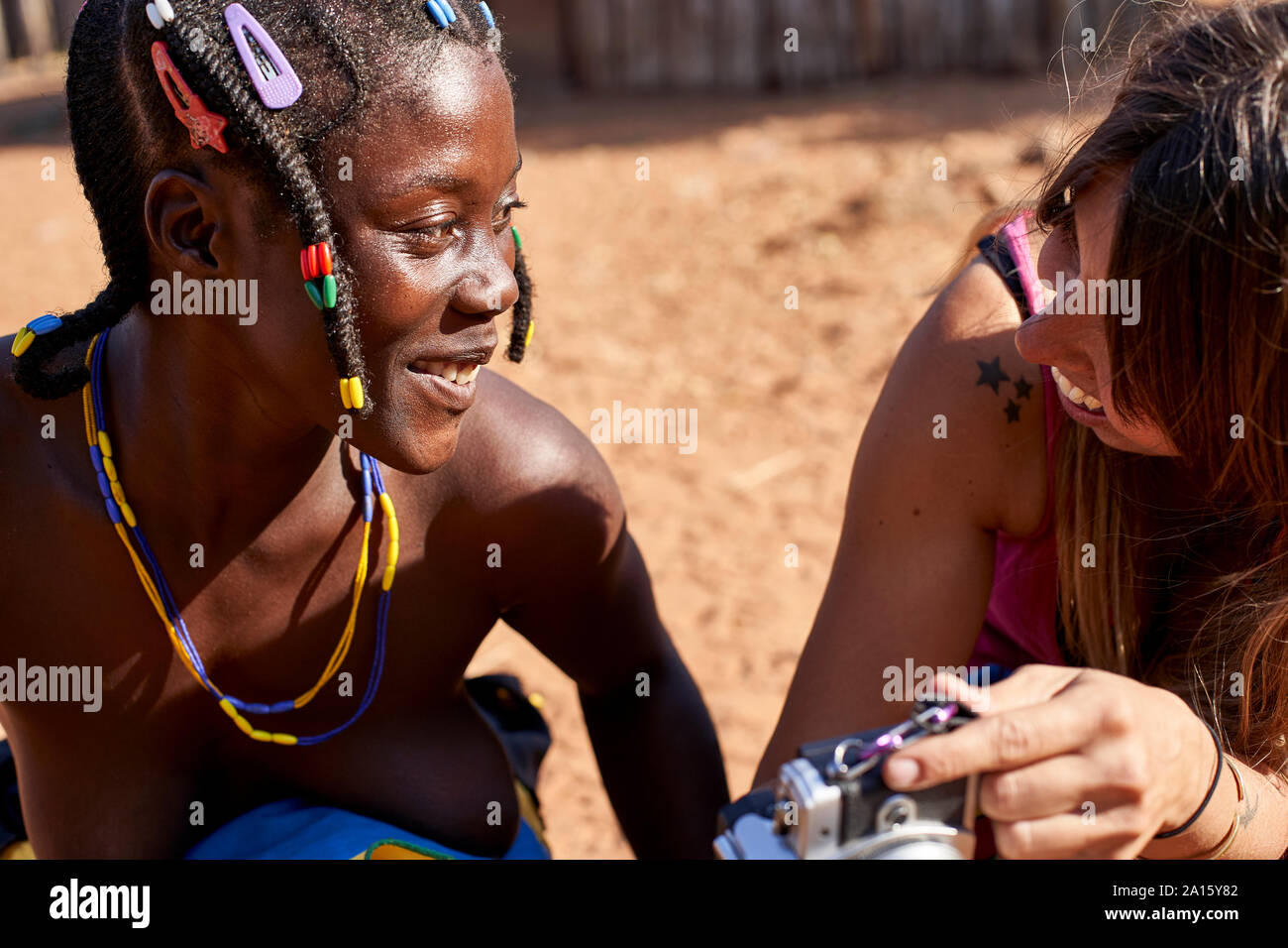 Weiße Frau, ein Bild auf Ihrer Kamera zu einem Mudimba Stamm Frau, Canhimei, Angola Stockfoto