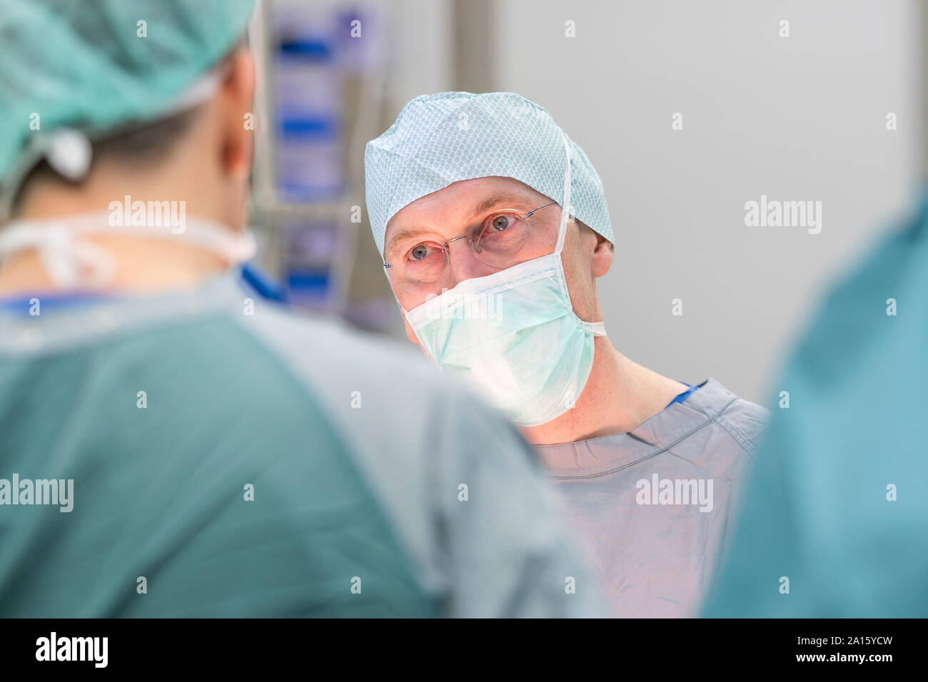 Chirurg während der Operation, auf der Suche nach Kollegen Stockfoto
