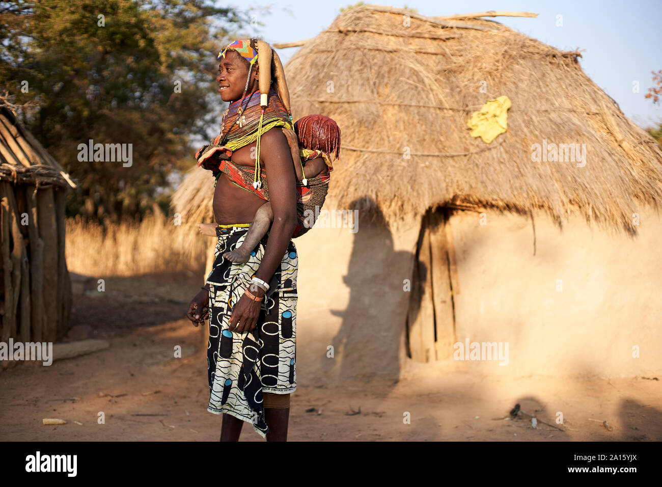 Muhila Stamm Frau ihr Kind auf den Rücken, Kehamba, Chibia, Angola Stockfoto