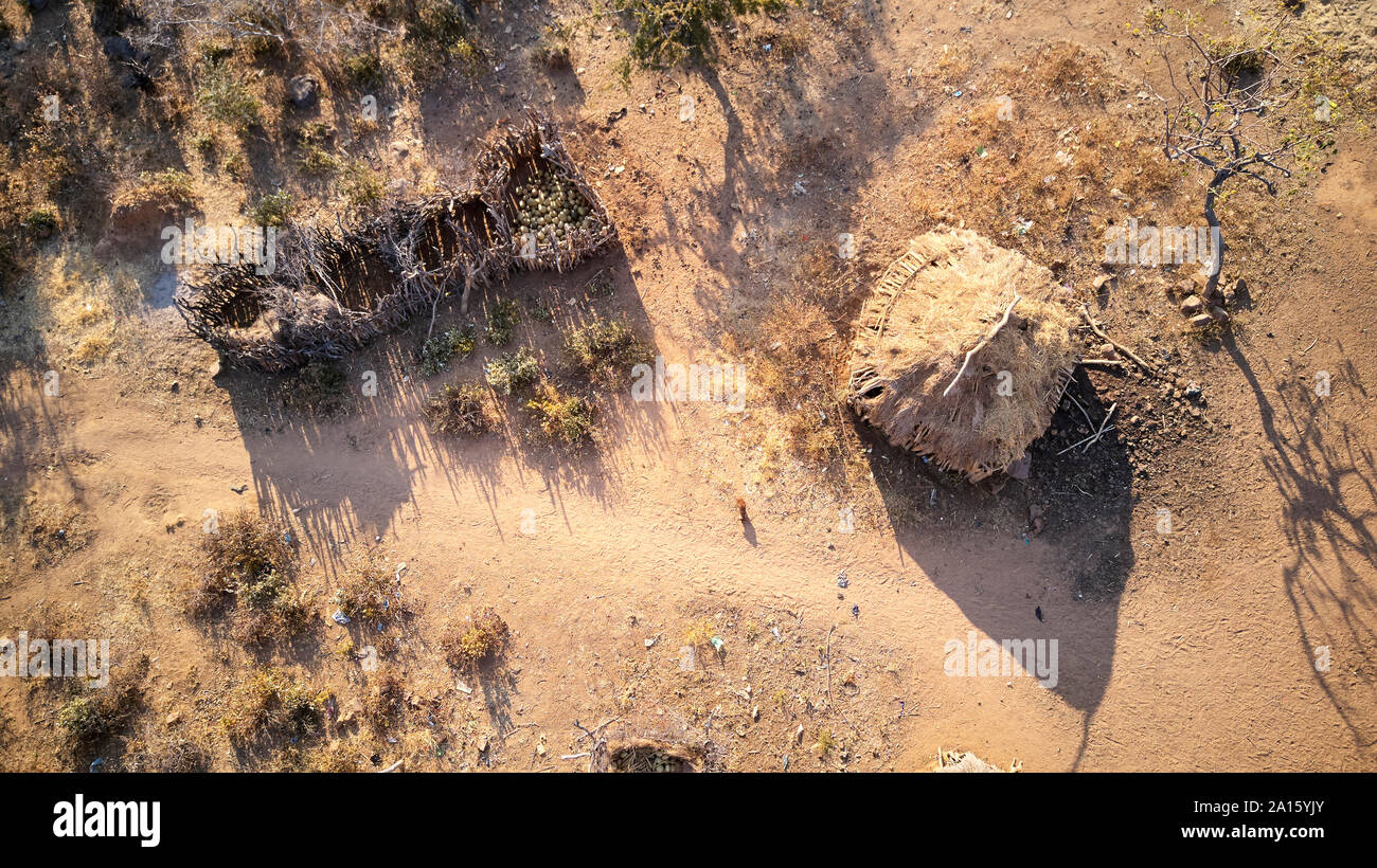 Luftaufnahme von eine Strohhütte mit Zaun die Früchte Lagerung in Angola zu schützen. Stockfoto