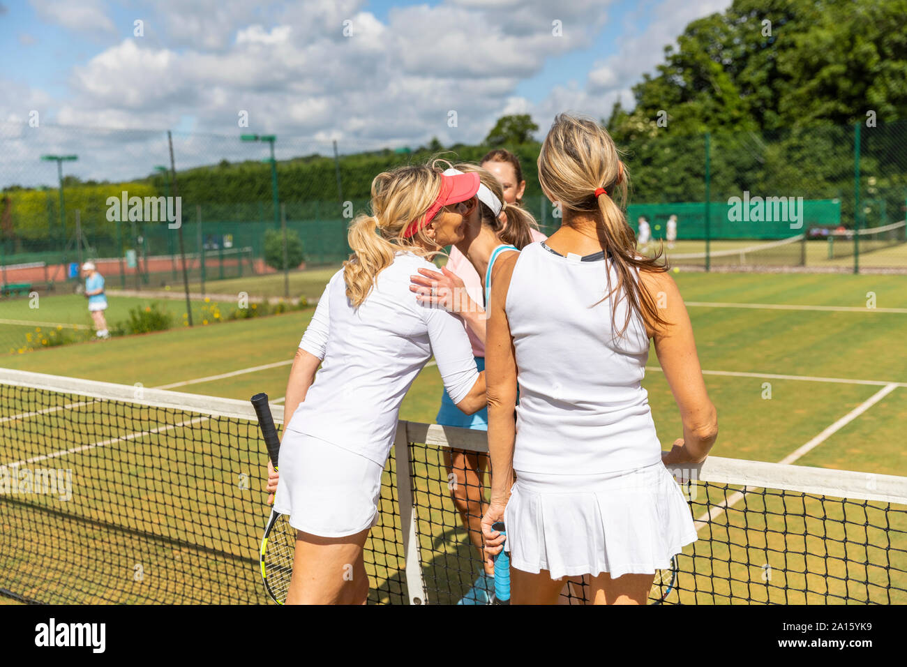 Reife Frauen finishing Tennis Match auf Rasen Hof Stockfoto
