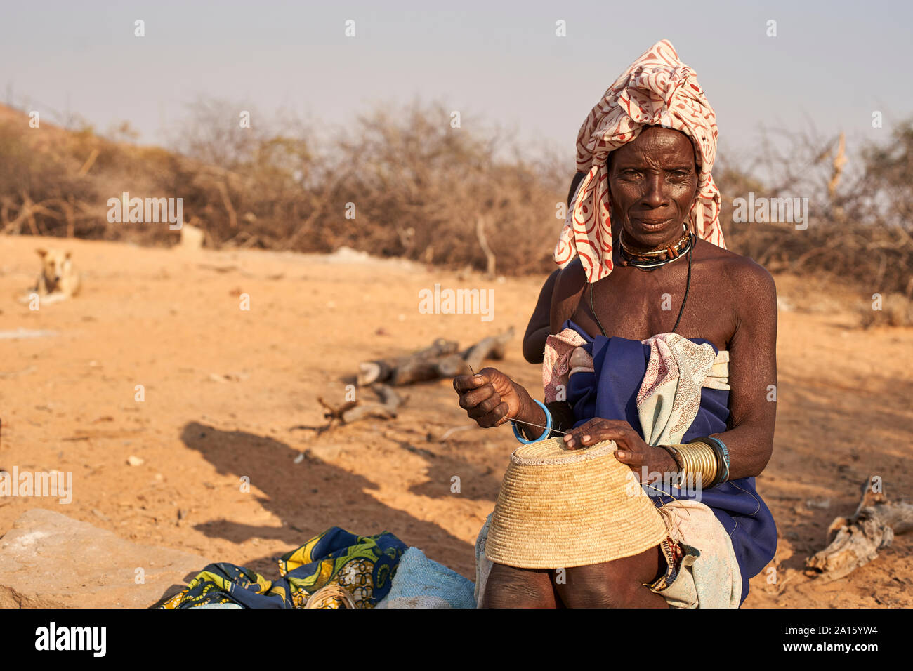 Mucubal Stamm Frau Nähen eines traditionellen Topf, Tchitundo Hulo, Angola. Stockfoto