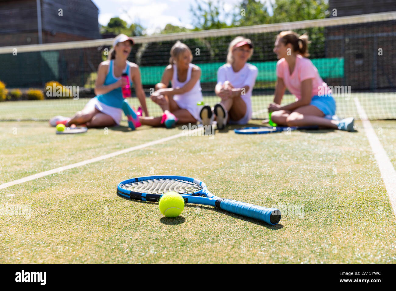 Reife Frauen am Tennis Club sitzen auf Gericht eine Pause vom Spielen Stockfoto
