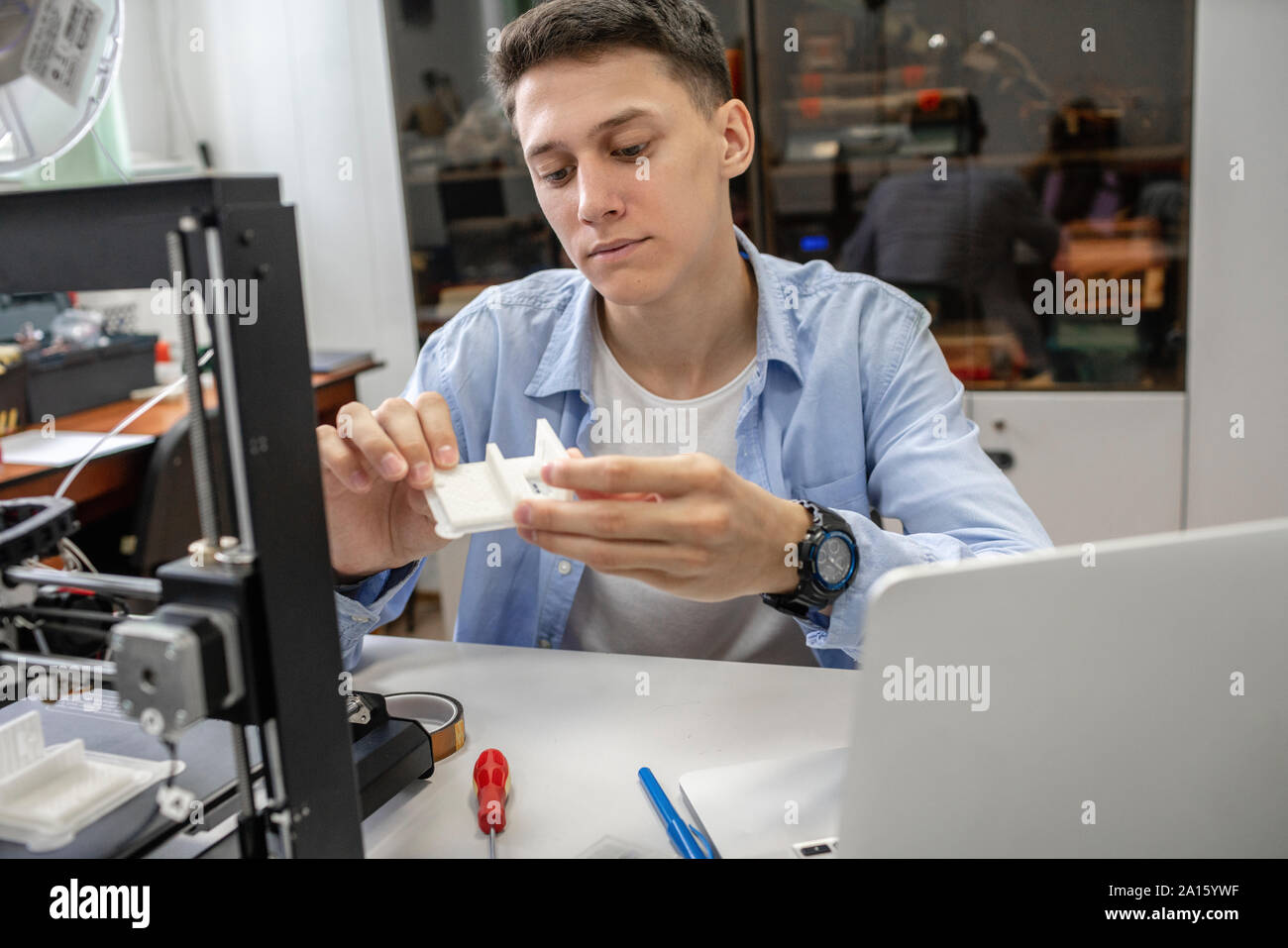 Student, 3D-Drucker, mit Laptop Stockfoto