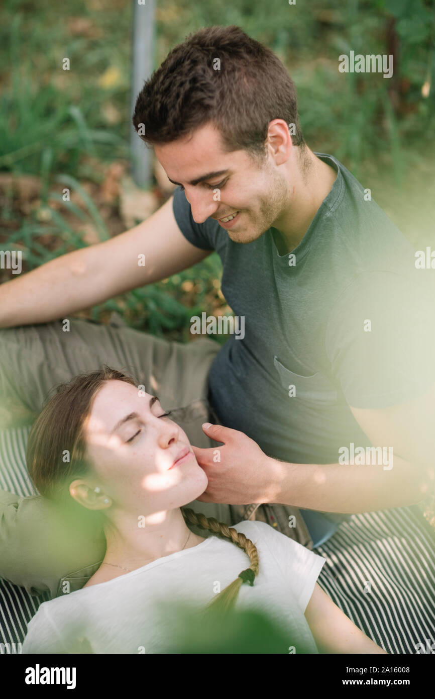 Glückliches junges paar Ausgabe Zeit zusammen in den Weinbergen Stockfoto