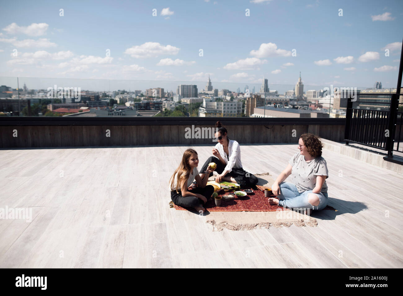 Frau mit unten - Winkelstück Amputation eine gesunde Mahlzeit auf dem Dach mit Frau und Mädchen Stockfoto
