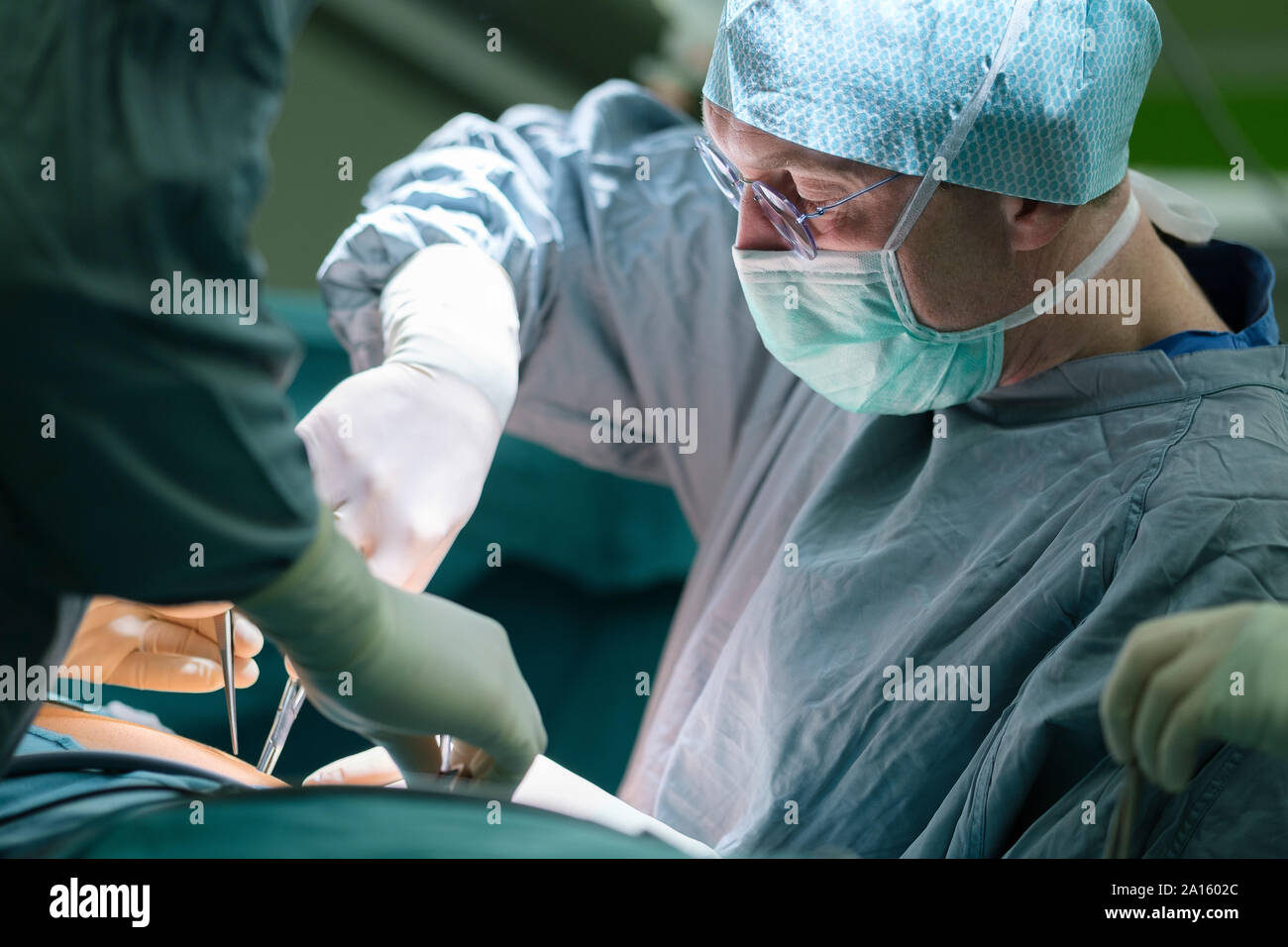 Chirurg während der Operation Stockfoto