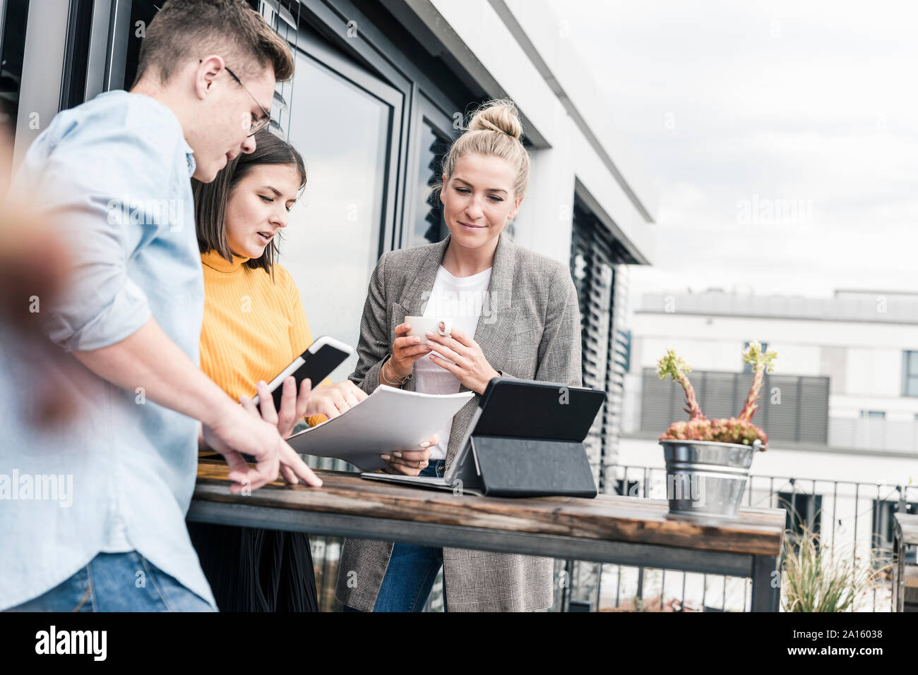Casual business Leute, die auf der Dachterrasse Stockfoto