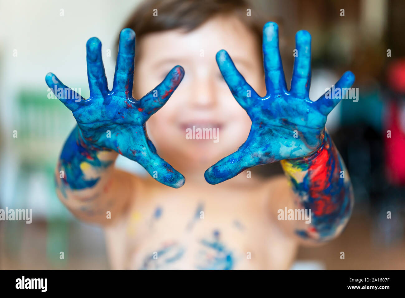 Das kleine Mädchen blau lackiert Hände, Nahaufnahme Stockfoto