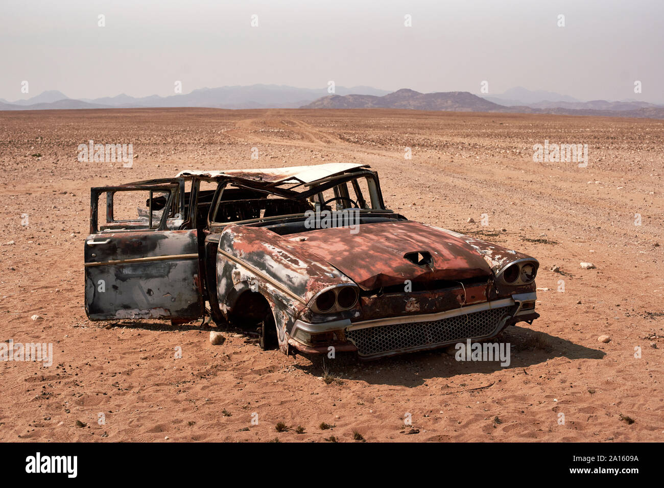 Verlassenes Auto an der Namibe Wüste, Namibe, Angola Stockfoto