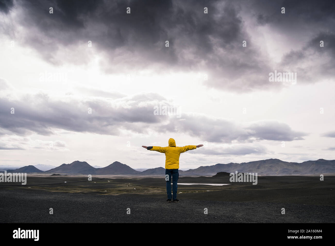 Reifer Mann im isländischen Hochland, mit Arme heraus Stockfoto