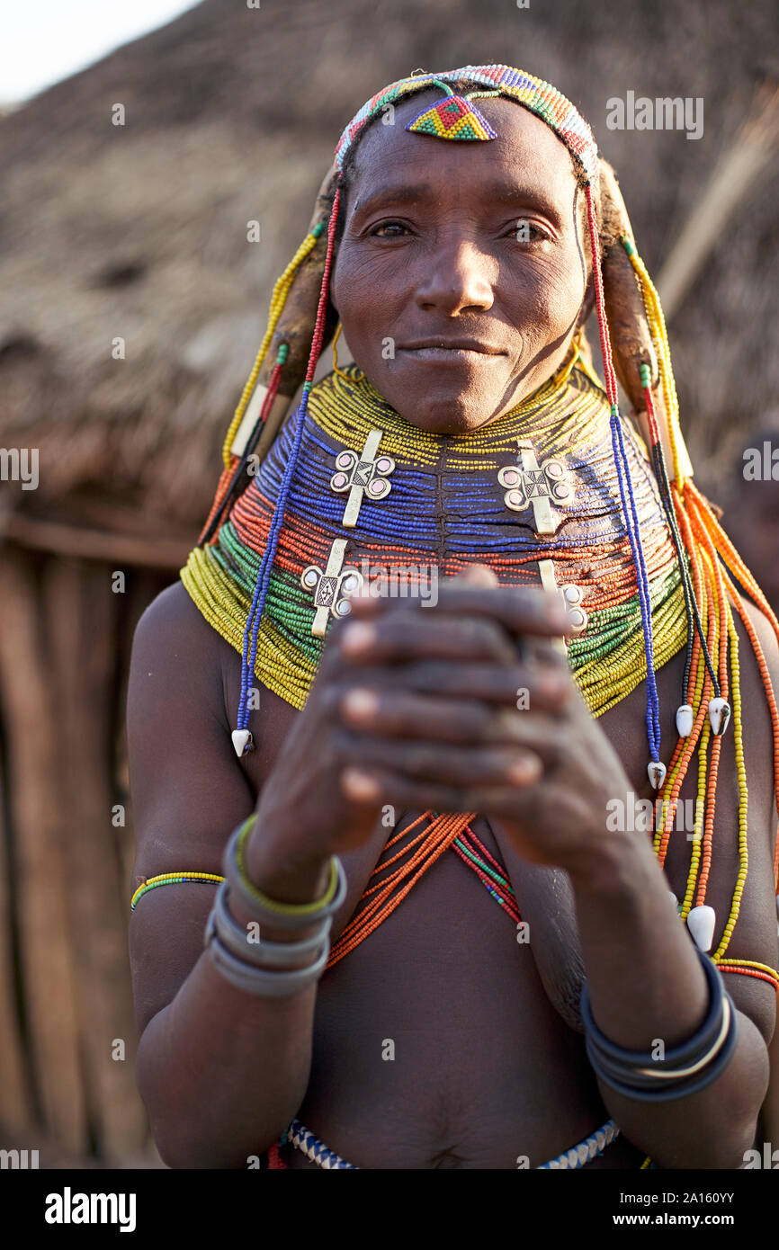 Muhila Frau mit ihrem charakteristischen Frisur und Halsketten, Kehamba, Chibia, Angola Stockfoto