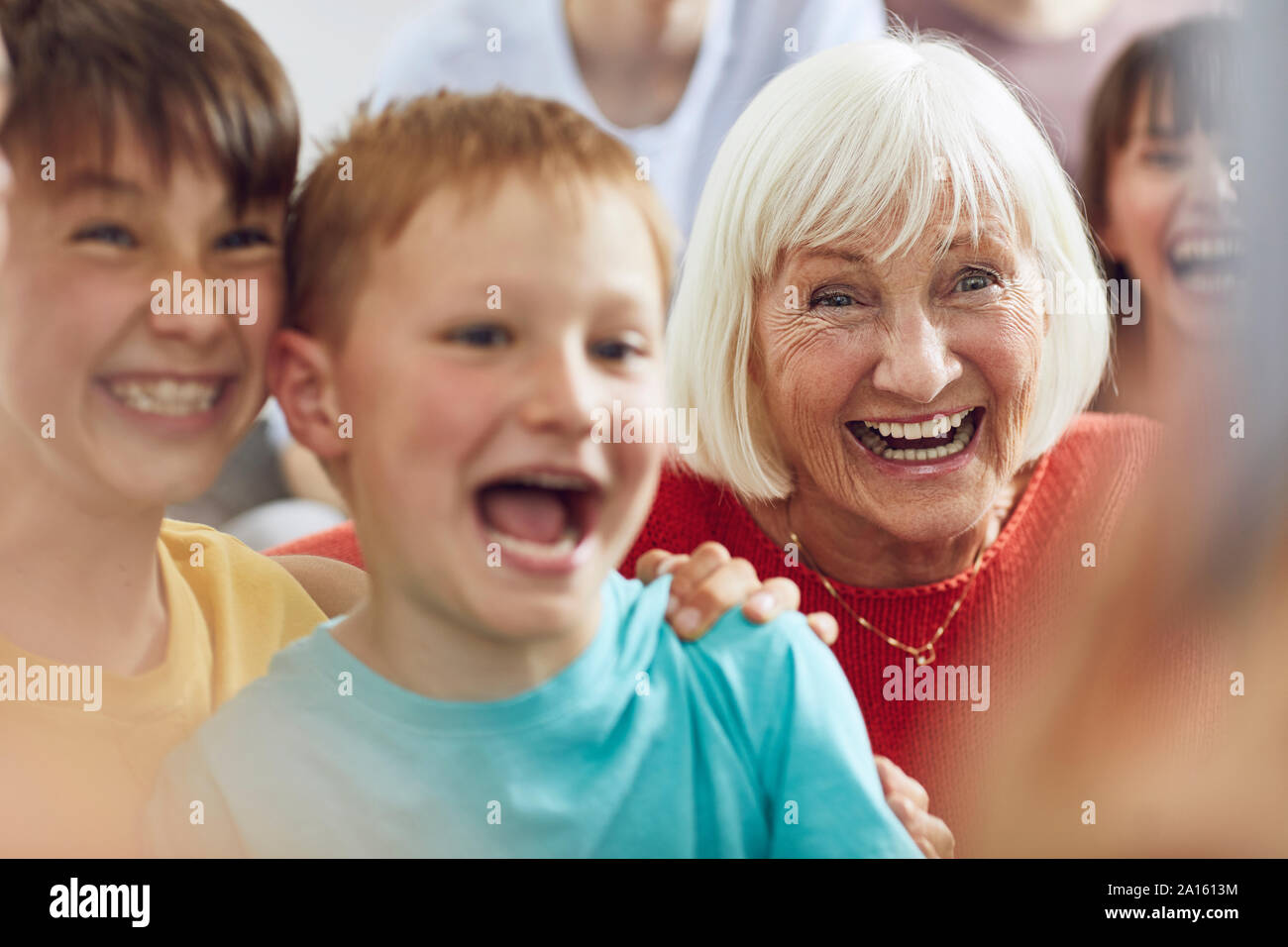 Drei Generationen der Familie Spaß zu Hause in Stockfoto