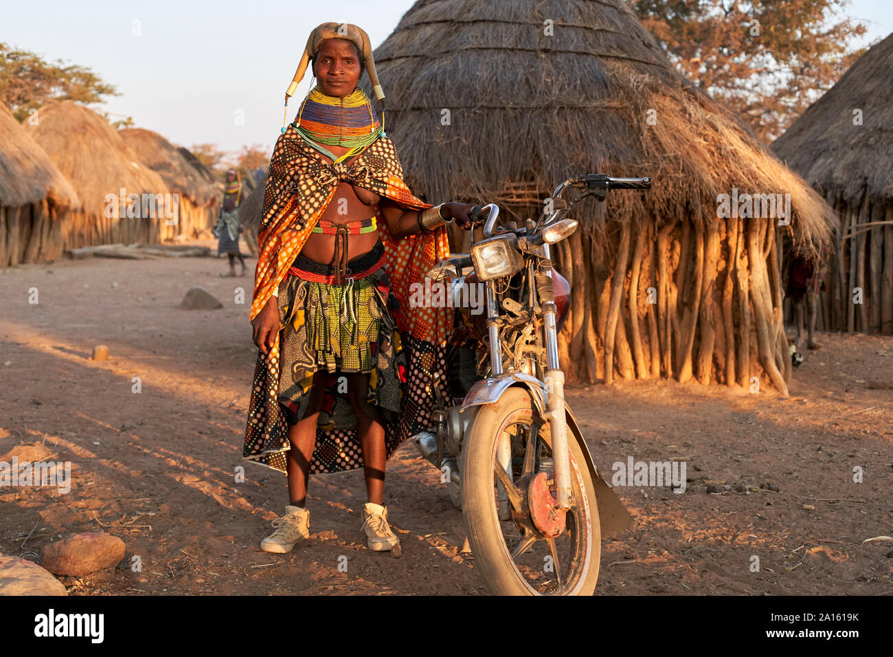 Stolz Muhila Frau und ihr Fahrrad, Kehamba, Chibia, Angola Stockfoto