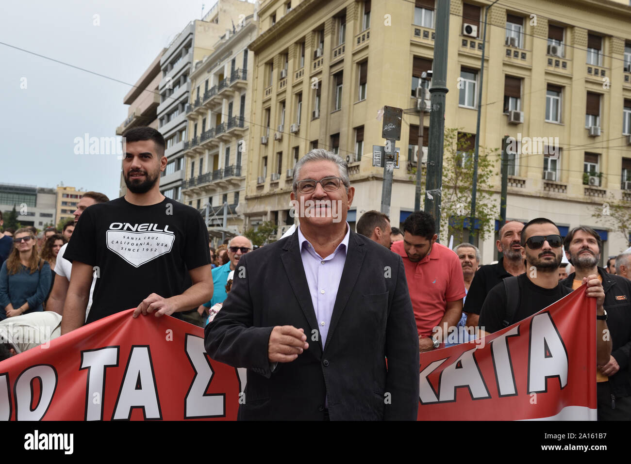 Athen, Griechenland. 24. Sept. 2019. Der Generalsekretär der Kommunistischen Partei Griechenlands Dimitris Koutsoumpas verbindet die Anhänger der kommunistischen verbundenen Gewerkschaft PAME während eines 24-stündigen landesweiten Generalstreik Kundgebung gegen einen Gesetzentwurf der Regierung, welche Änderungen der Rechtsvorschriften der Union in Athen, Griechenland, vorgeschlagen. Credit: Nicolas Koutsokostas/Alamy Stock Foto. Stockfoto