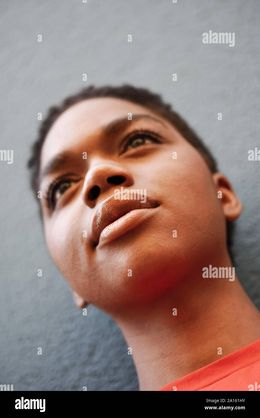 Porträt der jungen Frau vor grauen Wand, close-up Stockfoto