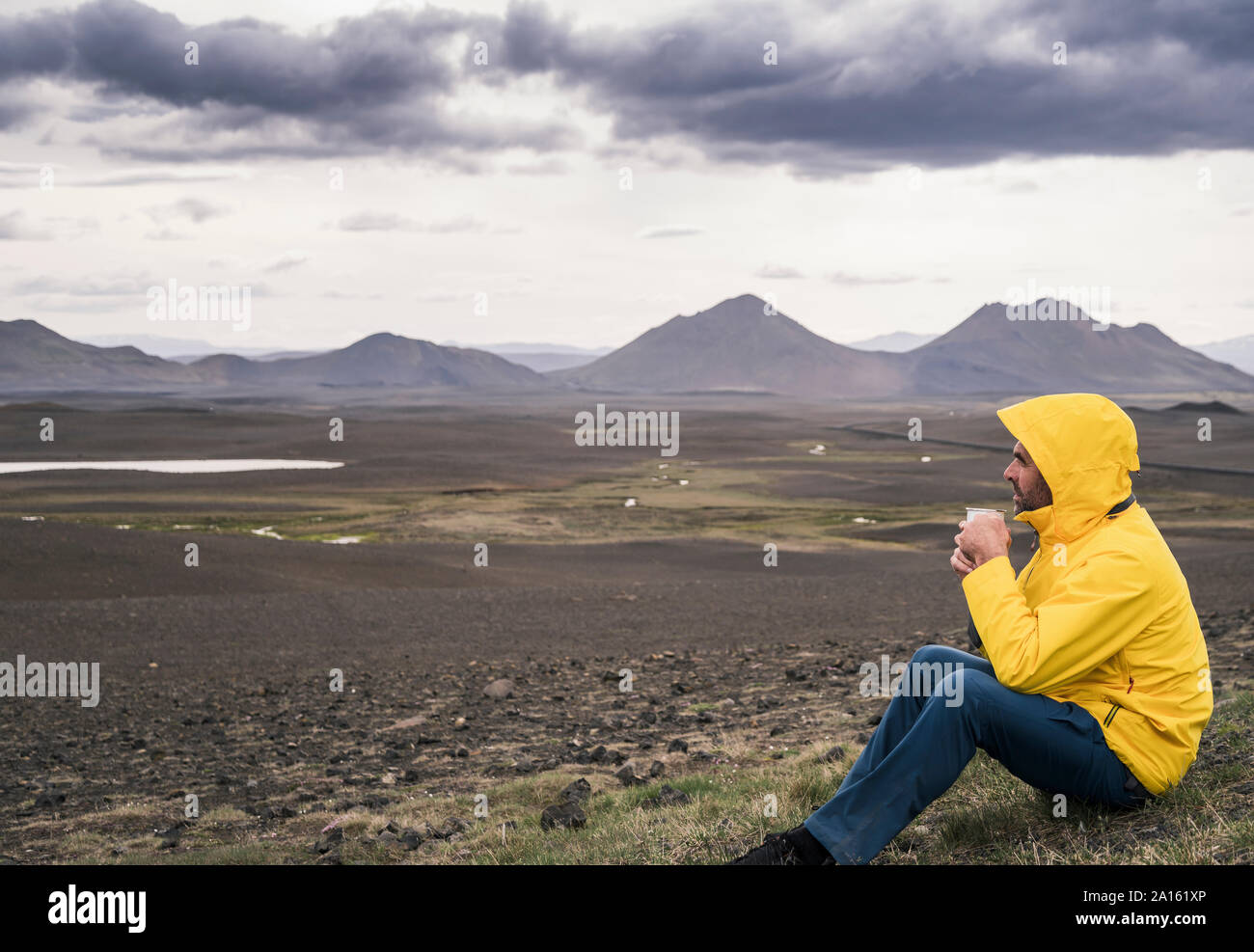 Reifer Mann eine Pause, Kaffee trinken, Island Stockfoto