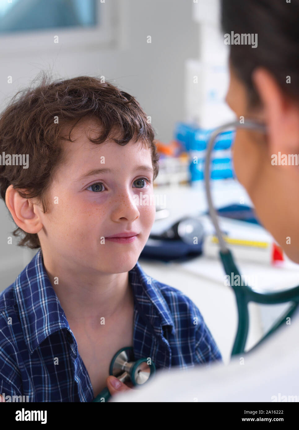 Ärztin examiming ein Junge mit einem Stethoskop Stockfoto