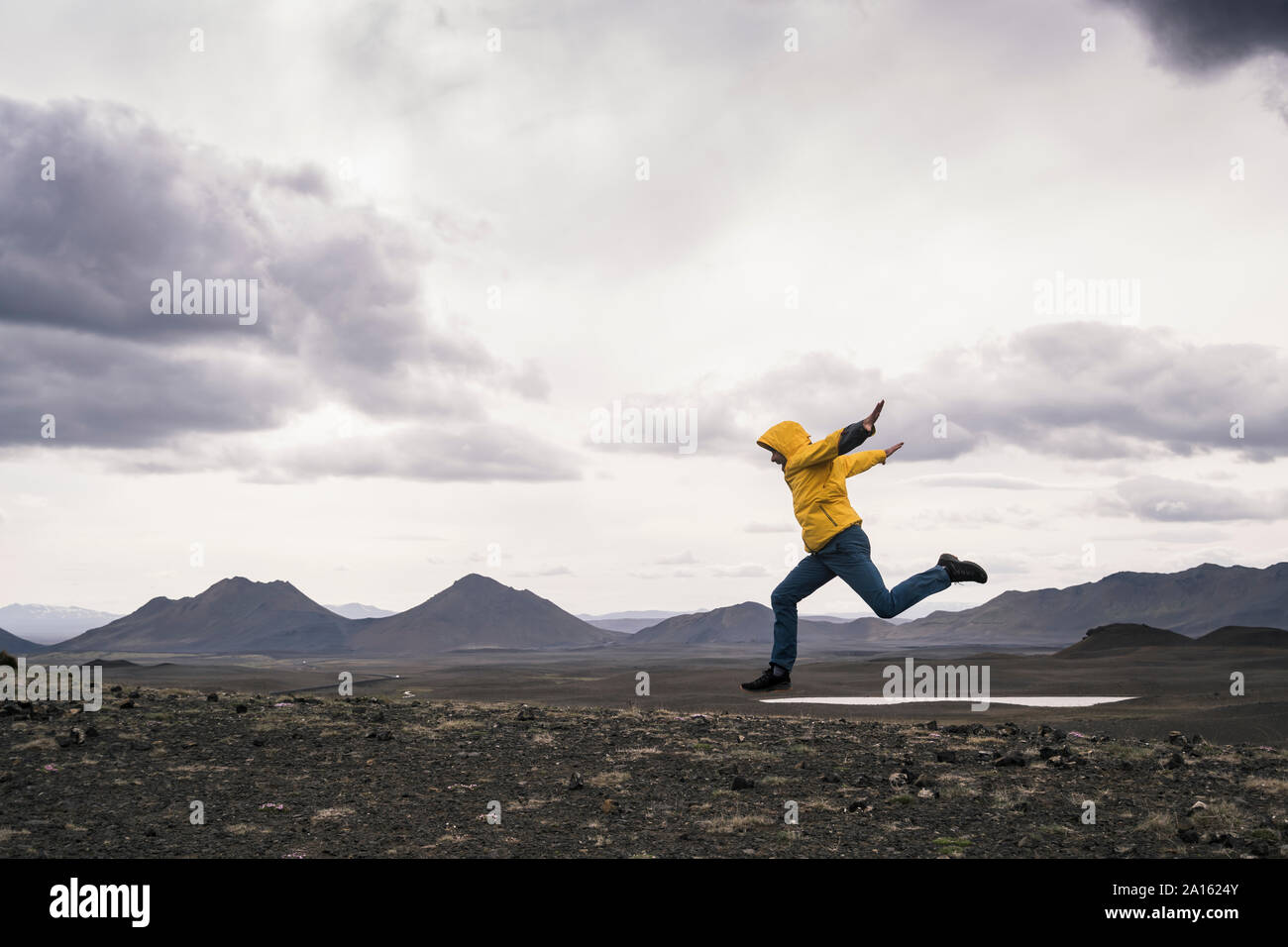 Reifer Mann für Freude in das Hochland, Island springen Stockfoto