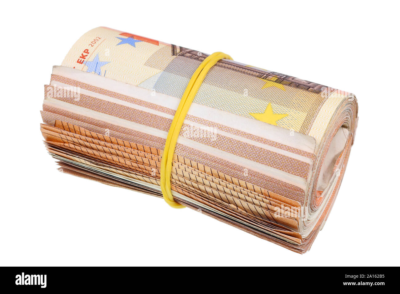 Drei tausend Euro in 50 euro Rechnungen sind zu einer Rolle gedreht und zusammen gezogen, mit einem elastischen Band. Auf weissem studio Makroaufnahme isoliert Stockfoto