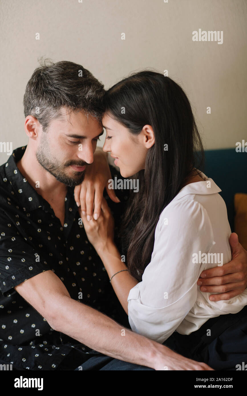 Junges Paar in der Liebe kuscheln auf der Couch Stockfoto