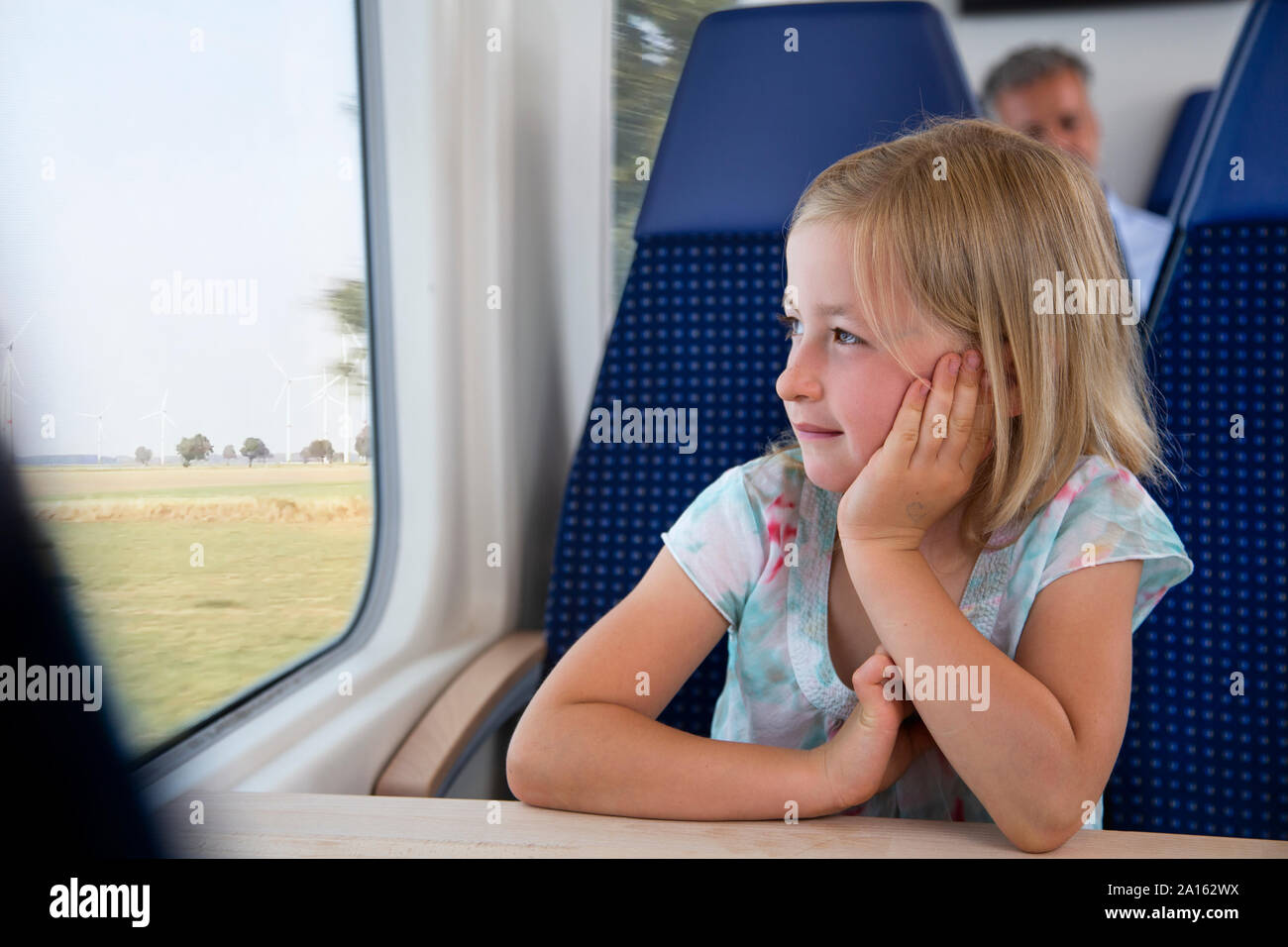 Kleine Mädchen, die mit dem Zug anreisen Stockfoto