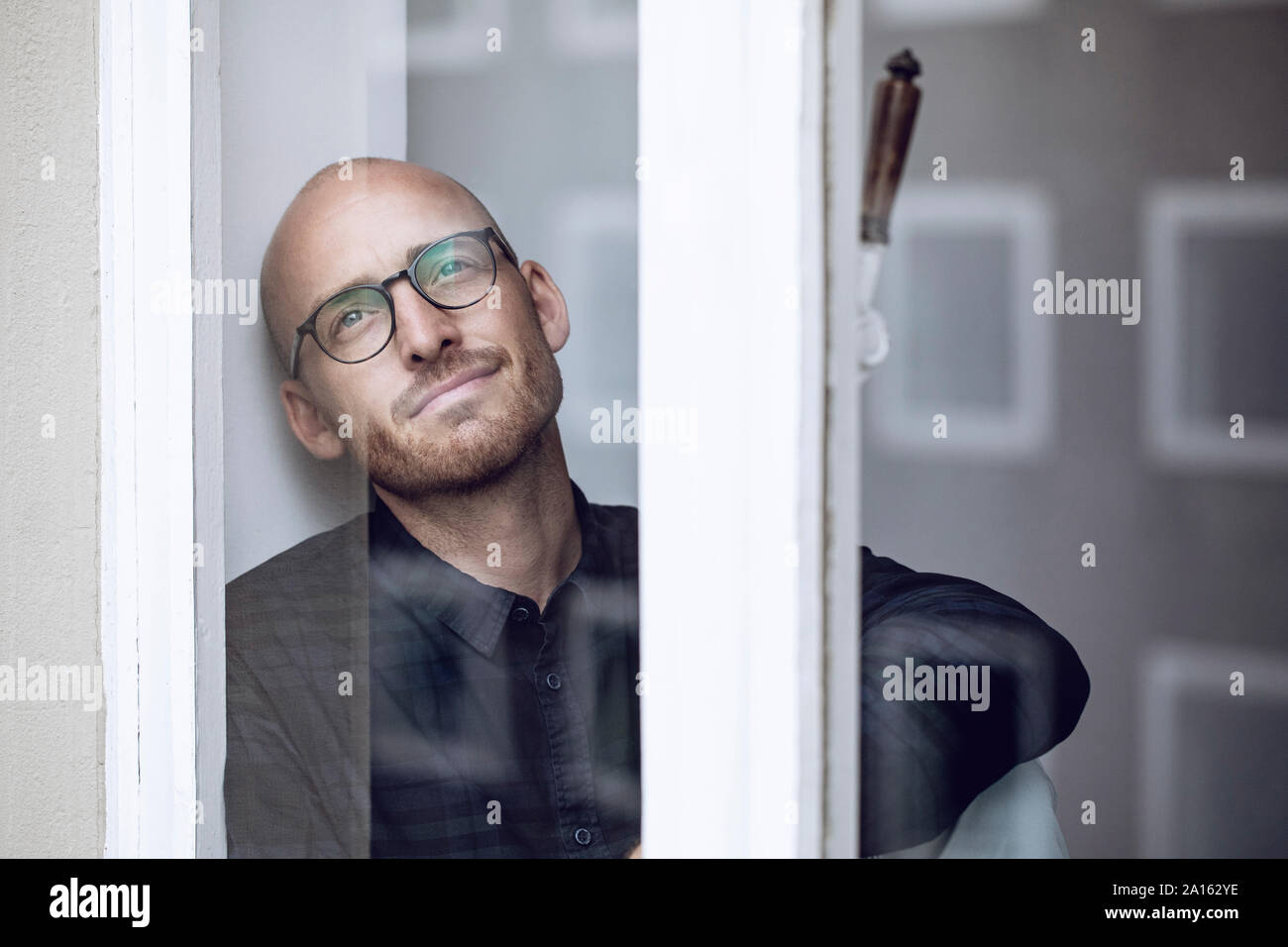 Mann nachdenklich Blick aus dem Fenster Stockfoto