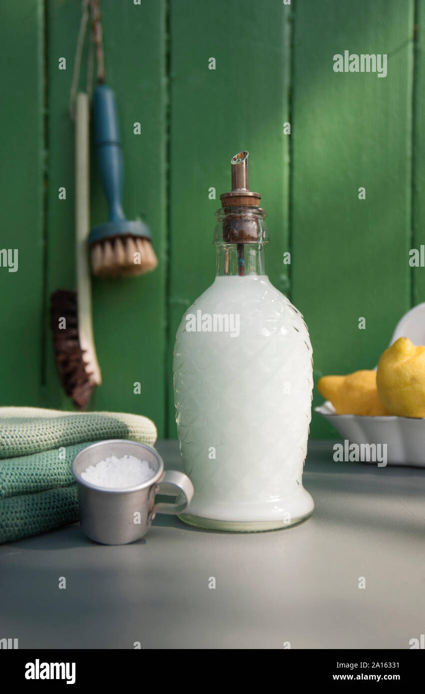 Spülmittel in nostalgischen Glasflasche Stockfoto
