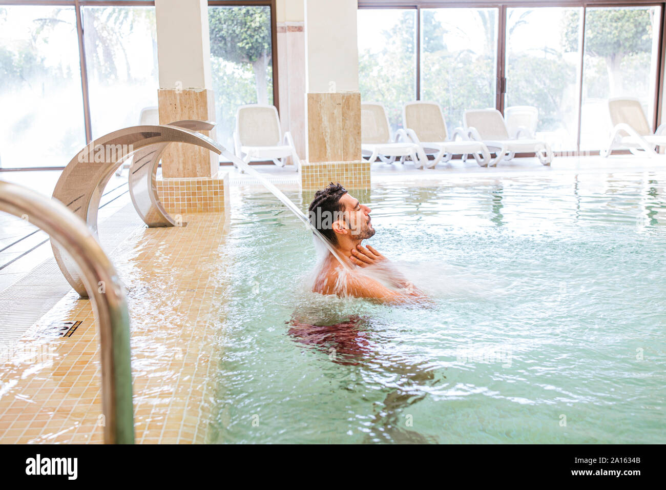 Man Relaxen im Pool eines Spa Stockfoto