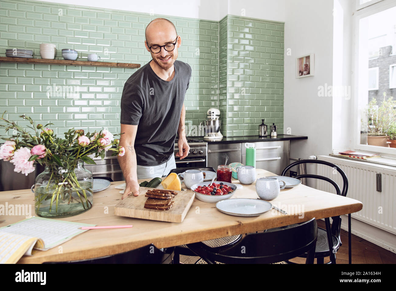 Mann Einstellung der Frühstückstisch Stockfoto